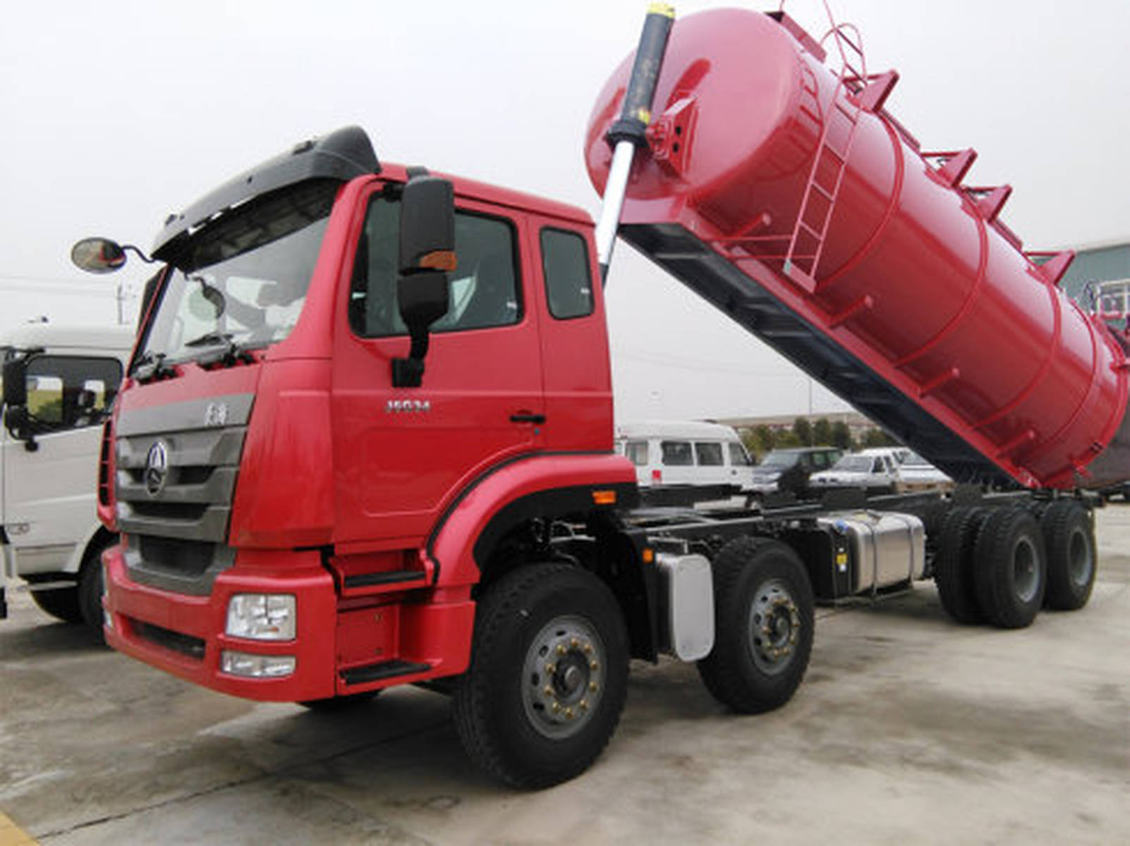 重汽豪瀚前四后八20.4方吸污車(chē) 高效環(huán)衛(wèi)作業(yè)的可靠伙伴